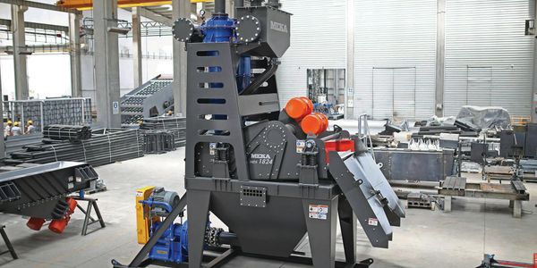 Automated warehouse with robotic systems and conveyor belt technology